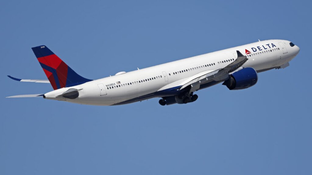 108286765 1775145809821 gettyimages 2266649632 260311 vegas planes 106
