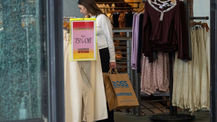 108288150 1775584525526 gettyimages 2256908459 PERSONAL CONSUMPTION EXPENDITURES