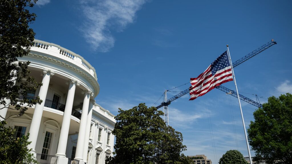 108292797 1776369214960 gettyimages 2271074805 TRUMP DEPART WH