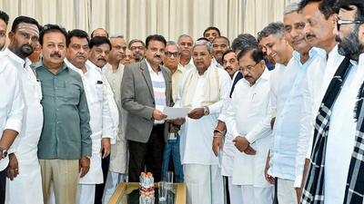 karnataka governor accepts siddaramaiah39s resignation