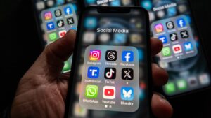 108216447 1761300179713 gettyimages 2198590463 socialphones 9