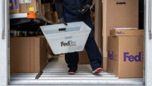 108243315 1766011866602 gettyimages 2251800996 FEDEX EARNS