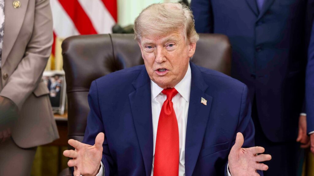 108320618 1781208167876 gettyimages 2280440835 TRUMP OVAL