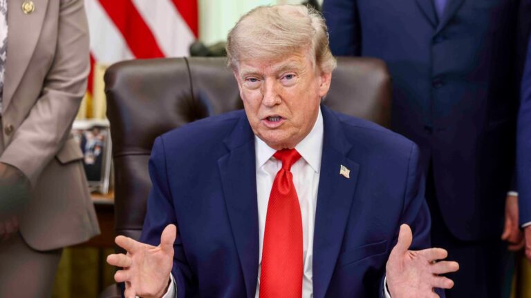 108320618 1781208167876 gettyimages 2280440835 TRUMP OVAL