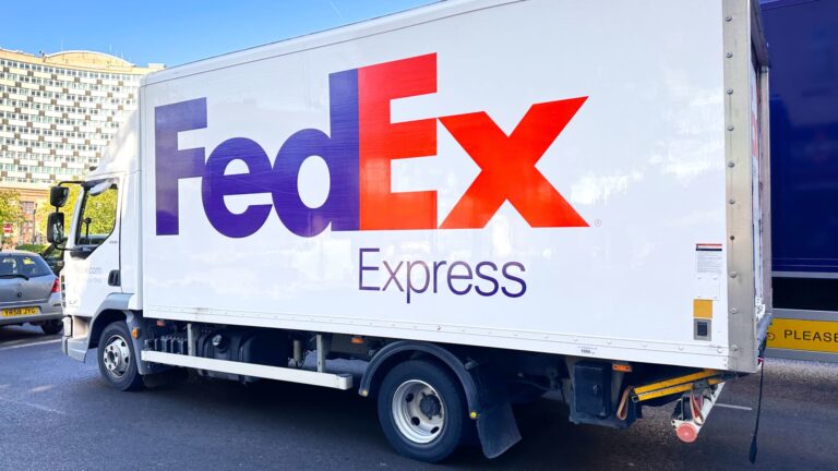 108325012 1782152797262 gettyimages 2277688306 fedexfederalexpresswhitelorrytruckvanvehicleparceldeliveryse
