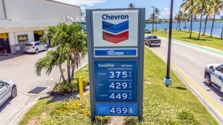 108325156 1782165442035 gettyimages 2282302541 US GAS PRICES