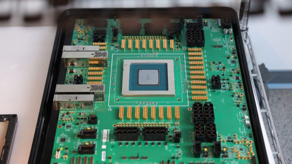 108211775 17604496412025 10 14t130305z 1228058461 rc2ylga38j4l rtrmadp 0 tech broadcom chips