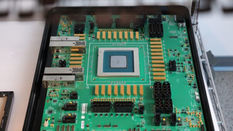 108211775 17604496412025 10 14t130305z 1228058461 rc2ylga38j4l rtrmadp 0 tech broadcom chips
