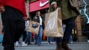 108231692 1764079951368 gettyimages 2247838436 US HOLIDAY SHOPPING