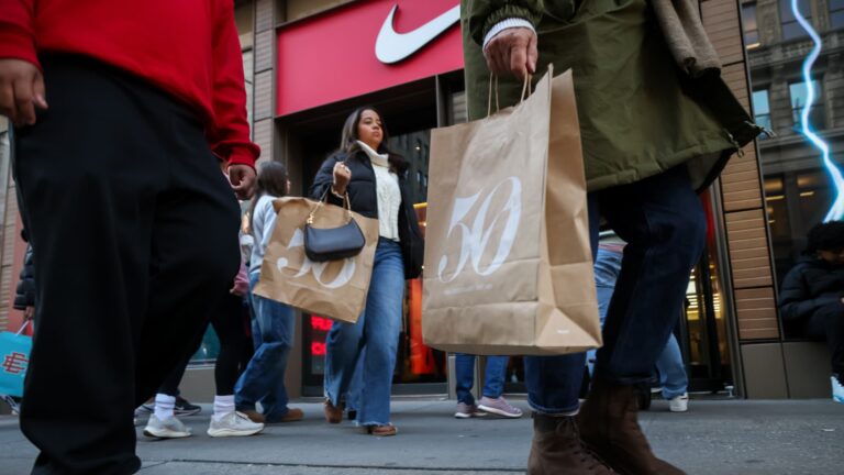 108231692 1764079951368 gettyimages 2247838436 US HOLIDAY SHOPPING