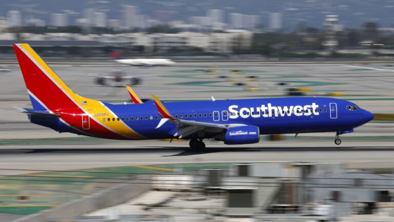 108291911 1776272392422 gettyimages 2265481207 260307 lax 157