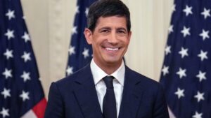 108322709 1781634060886 gettyimages 2277135777 WARSH SWEAR IN