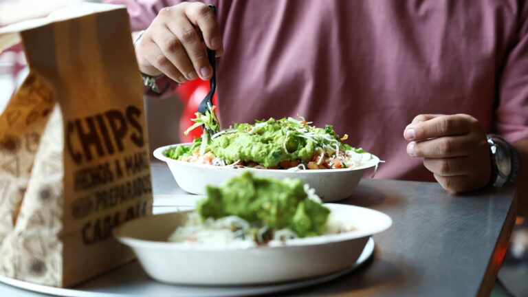 108341314 17852662632026 07 17t021235z 1296940636 rc27fma9fdio rtrmadp 0 mexico chipotle alsea