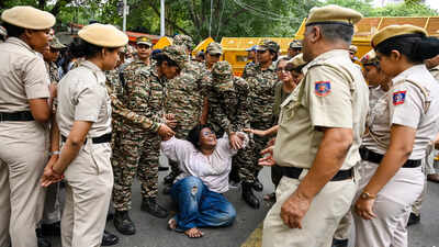 delhi police shifts sonam wangchuk to hospital