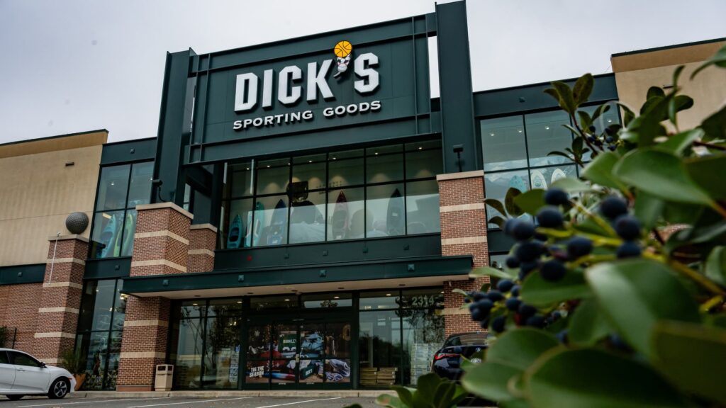 108231263 1764018749519 gettyimages 2247742047 DICKS EARNS