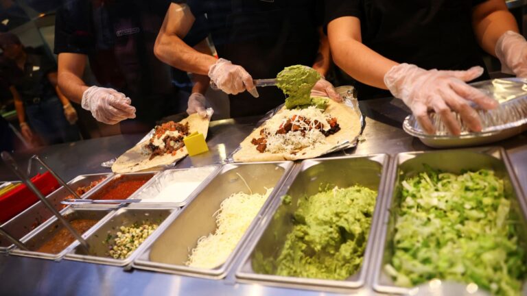 108341316 17852662632026 07 17t021421z 1931100169 rc27fma3vwa3 rtrmadp 0 mexico chipotle alsea