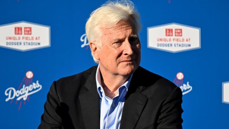 108351054 1787071953626 gettyimages 2268085899 ldn l dodgers uniqlo 0326 kb33