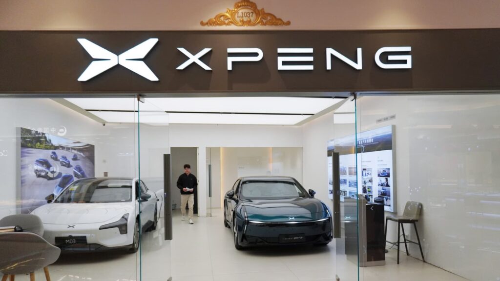 108353647 1787624536591 gettyimages 2274268552 260505 Shopping mall store
