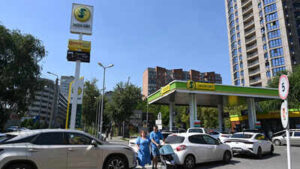 cars queue to refuel at fuel stations in russia image credit reuters