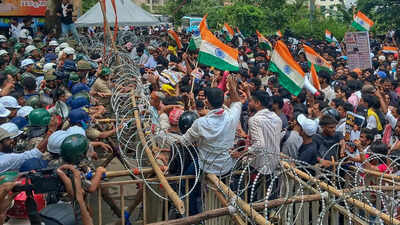 police use water cannons on protesters marching to jharkhand assembly