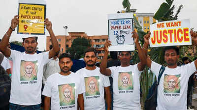 protest in ranchi over alleged jpsc jssc exam irregularities