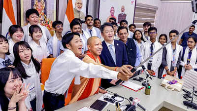 yogi adityanath meets students from india and japan