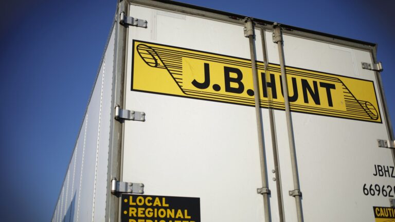 108213023 1760627767381 gettyimages 1237808627 JB HUNT TRANSPORT EARNS