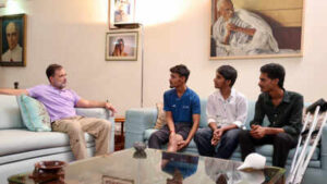 rahul gandhi with injured student protesters
