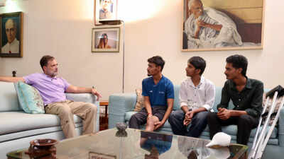 rahul gandhi with injured student protesters