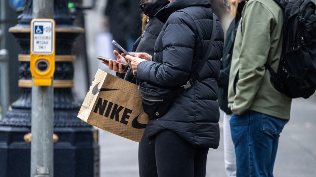 108243316 1766011867219 gettyimages 2251801004 NIKE EARNS