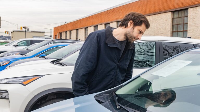 108372017 1790964013505 gettyimages 2257106241 01 14 cardealership 071