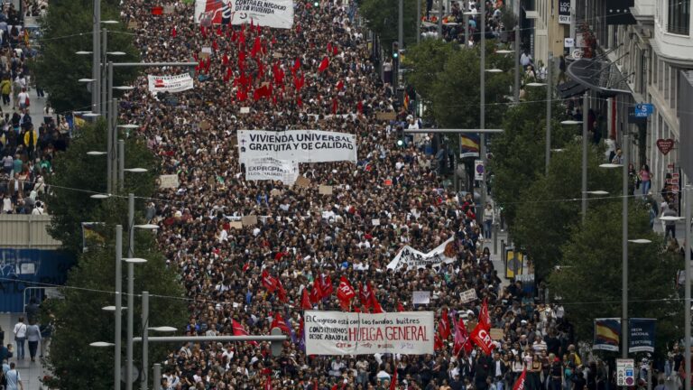 108372251 1791094686841 gettyimages 2298365920 20261003 housing protest pb01682 sqjihtod