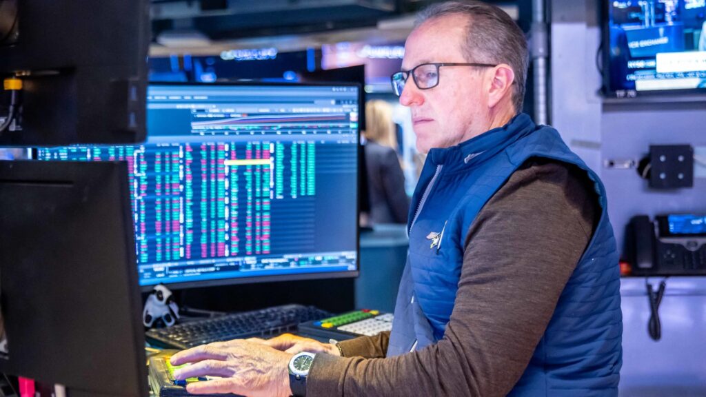 108442584 1792601105464 Traders Photo 20261021 AS PRESS 5