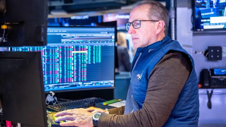 108442584 1792601105464 Traders Photo 20261021 AS PRESS 5