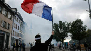 frances debt taxes and borrowing costs rise as economic growth slows