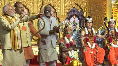 pm modi takes part in dussehra festival in delhi